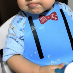 シリコンビブを着けている子ども